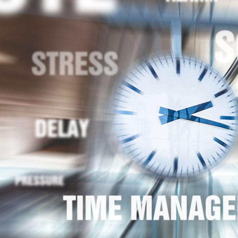 Symbolbild mit Begriffen wie „Stress“ und „Time Management“ vor Uhr