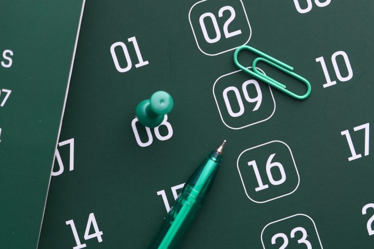 Symbolbild mit Kalender und Checklisten zur Planung